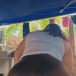 Roxana gordibuena moviendo el culo 😛