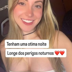 bianquinha, loirinha branquinha (mas o bico do peito é marrom 😩)
