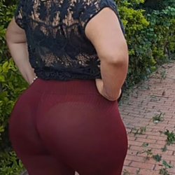 Puta culona en yransparencia por la calle, que culazo para meter mi cara entre sus nalgotas