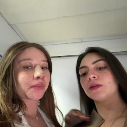 putita de strip chat:Roose y su amiga