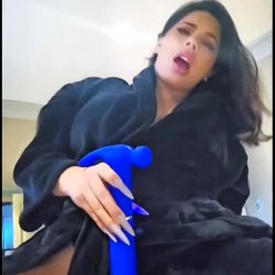 La putita mexicana de Lizbeth Rodríguez se masturba con su dildo vibrador de martillo