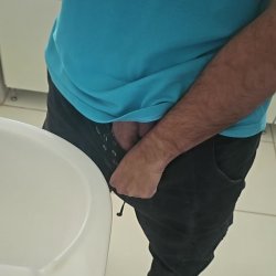 Tirando a pica pra fora!!