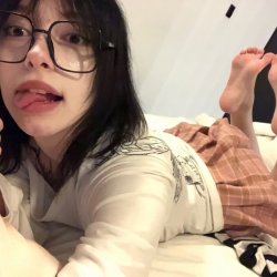 Amazing alt / goth teen slut feet