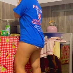 Mi prima en la cocina por la mañana hizo qe se me pusiera dura la vrga con ese cachetero🤤🍑😈🥒