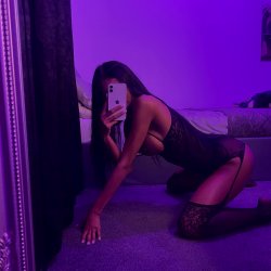This night's vibe is making me horny