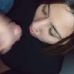 Pendeja petera le dan la leche en la cara