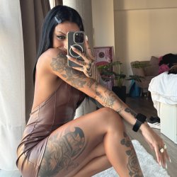 Can’t help but feel sexy in this outfit