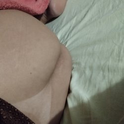 Flagras noturnos da esposa gostosa e safada. Comentem, chama no PV.