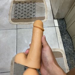 Se preparando pra sentar no dildo