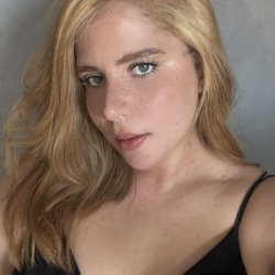 Loira gostosa vazada