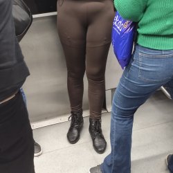 gostosa no trem sem calcinha e de sinta liga , produzida pra fuder