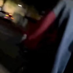 Follandon con un  viejo en la calle