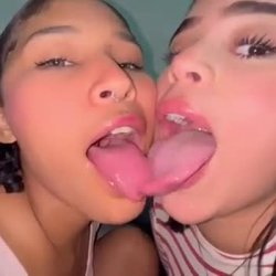 Lesbian Sloppy Kiss💋