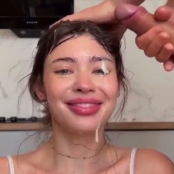 Vadia engole o pau todo e ganha gozada na cara #GargantaProfunda