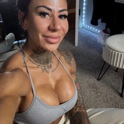 This gym babe has everything your cock desires