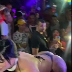 Puta exibida rebolando nua no baile funk