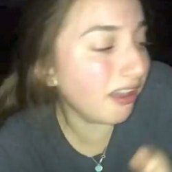 la Novia escupe la leche porque le da asco