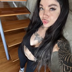 Wanna lick my tattooed pussy tonight Daddy