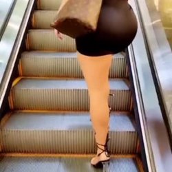 Suelen casada vadia de Curitiba se exibindo no shopping