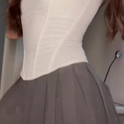 Teasing curves and gamer vibes, let's play! 🎮🍑✨