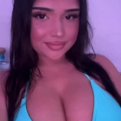Influencerin zeigt ihre fetten Titten