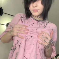🔞 Emo tease: lifting shirt over sexy tats & curves 💋 Full nude on OF 🍑