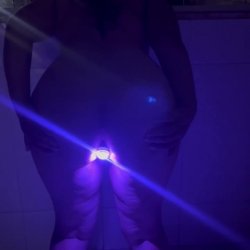 CASADA REBOLANDO COM PLUG ANAL DE LED NO CUZINHO - HOTWIFE