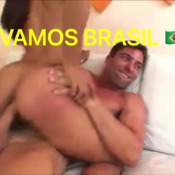 Gringo saboreando o rabo da brasileira delirando de prazer botando pra sambar na rola! VIVA O BRASIL