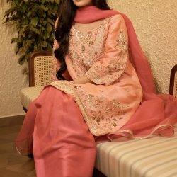Punjabi singer in indian with her bf backshots