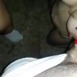 Esposa linda mamando dois na festinha