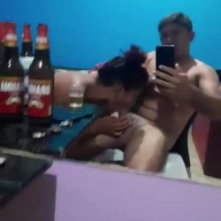 Esposa do Maranhão mamando piroca de coroa bebado chapado de cerveja caseiro amador no interior