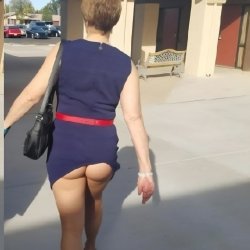 SHOWS HER ASS IN PUBLIC
