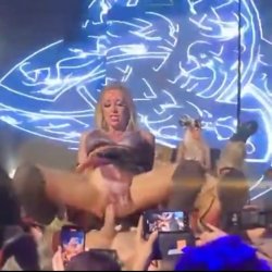 dançarinas começa a fazer sexo em cima do palco durante show