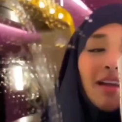 Arab hjiab hoe spitting in mirror