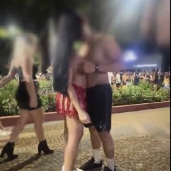 ComaMinhaGata: Corno sentadinho e ela exalando feromônios no bloco! Parça...bota ela no pau sem dó.