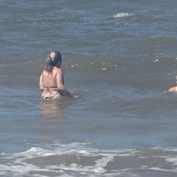 Ela na praia