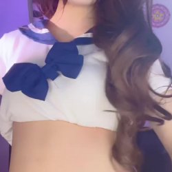 Linda asiática en live
