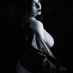 Call me your queen and I'll let you taste my body
