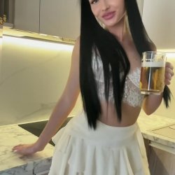 🔞 Sexy young perky big tits round ass horny slut kitchen tease 🫦💦🍑😈 OF now