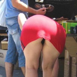 Lindísima chica en mini vestido y dueña de un trasero delicioso y pues se descuido y.......🥴📸😎🤫