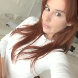 🔞Redhead's sexy tease lift, bare midriff & ass🍑 Full nude on OF! 💋