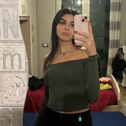 My girlfriend. Do u like her? La mia ragazza. Ti piace?