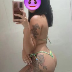 Gostos tatuada de biquini