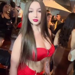 Novinha branquinha curto rolê noturnos adoro rebolar