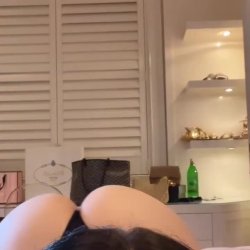 Jailyne 0jeda Mostrando su culote