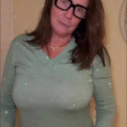 Imagine getting a handjob from this cougar
