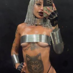 Let me be your gothic fantasy tonight