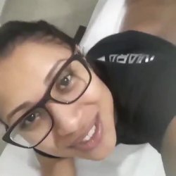 Niara Pessanha mostrando o cu depilado