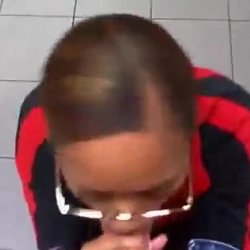 Frentista de posto de gasolina fazendo boquete pro namorado no banheiro.