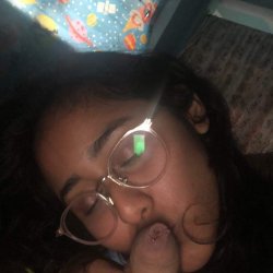 Casada carinhosa beijando piru